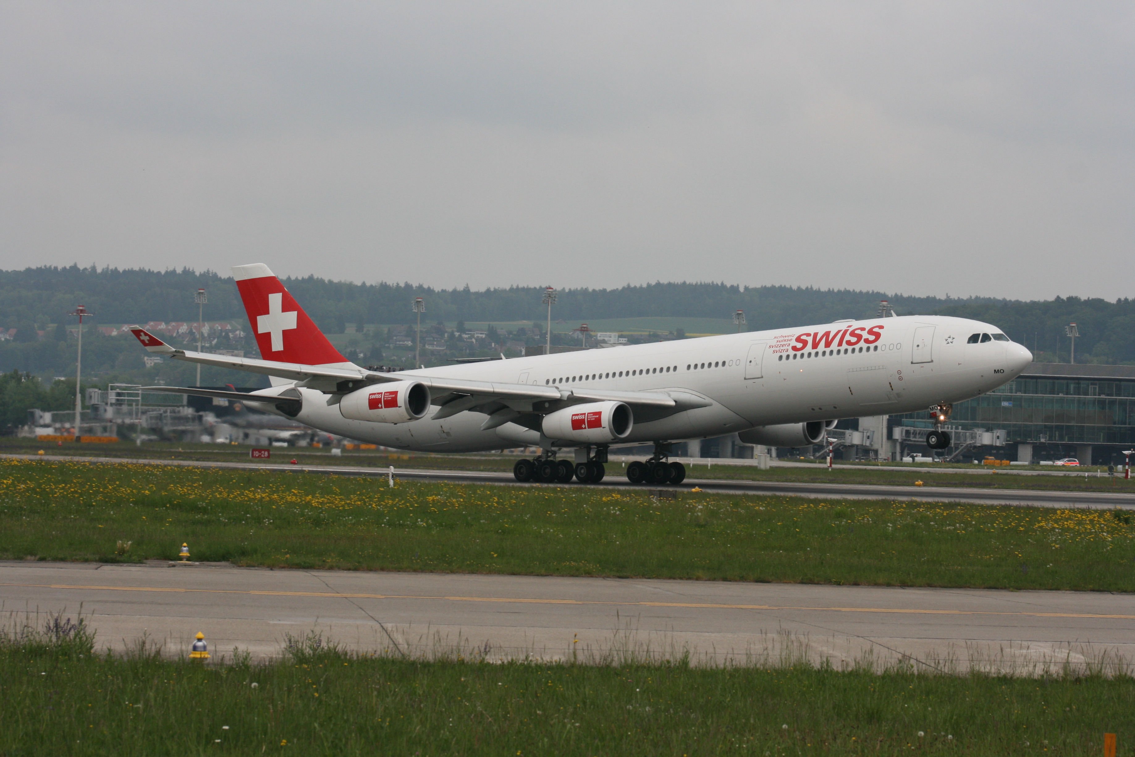 HB-JMO A340 Swiss ZRH 29.4.2011