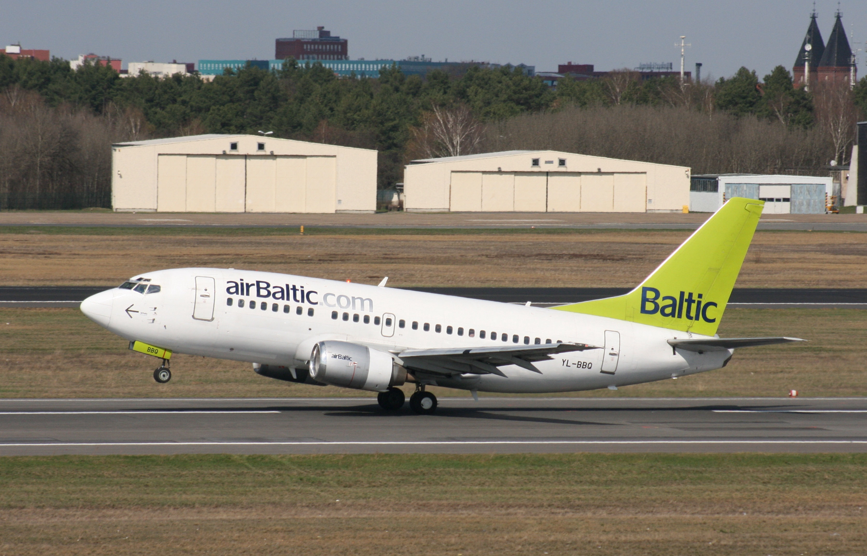 YL-BBQ B.737-522 Air Baltic TXL 2.4.2010